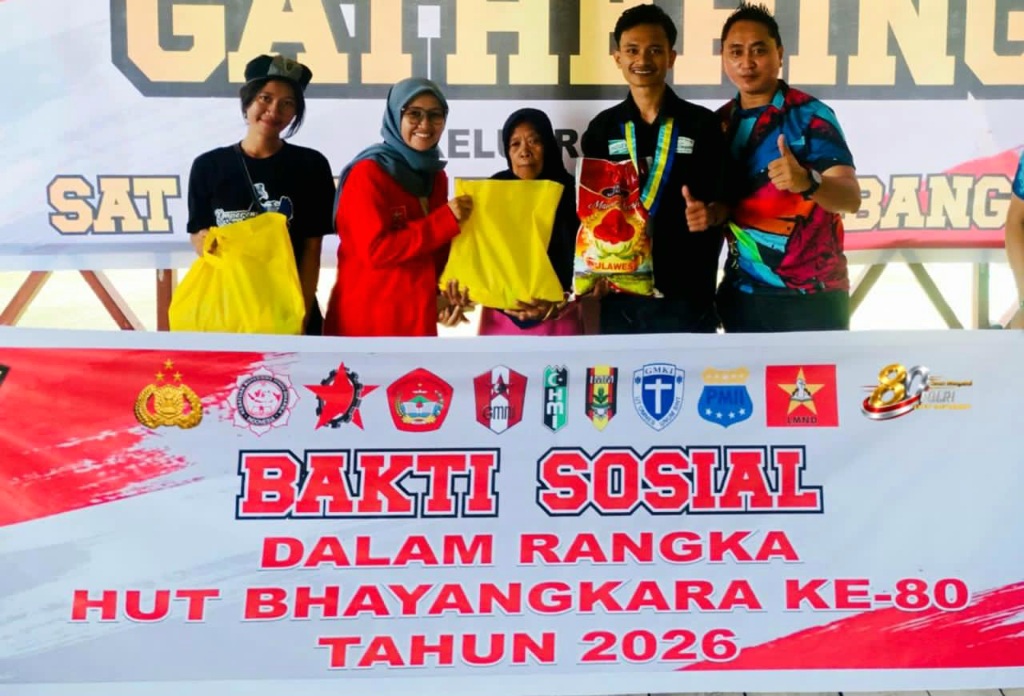 Sambut Hari Bhayangkara, Polres Banggai Gandeng Mahasiswa Bagikan Sembako ke Warga