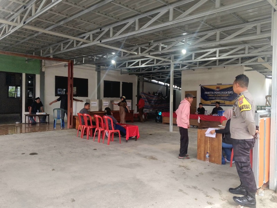 Bhabinkamtibmas Polsek Toili Amankan Pemilihan BPD Desa Slametharjo, Proses Berjalan Kondusif