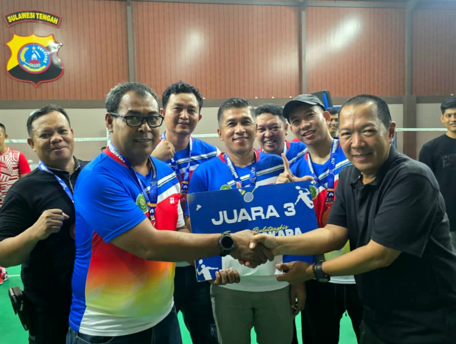 Kapolres Banggai Persembahkan Prestasi Gemilang, Tim Badminton Binaan Sabet Juara Ketiga Kapolda Sulteng Cup