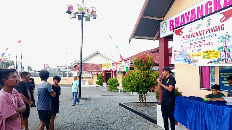 Keseruan Panjat Pinang Meriahkan Puncak Semarak Hari Bhayangkara ke-80 Polsek Bunta