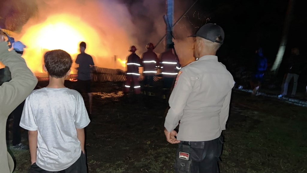 Polsek Kintom Terjun TKP Kebakaran Tempat Pembuatan Arang di Nambo