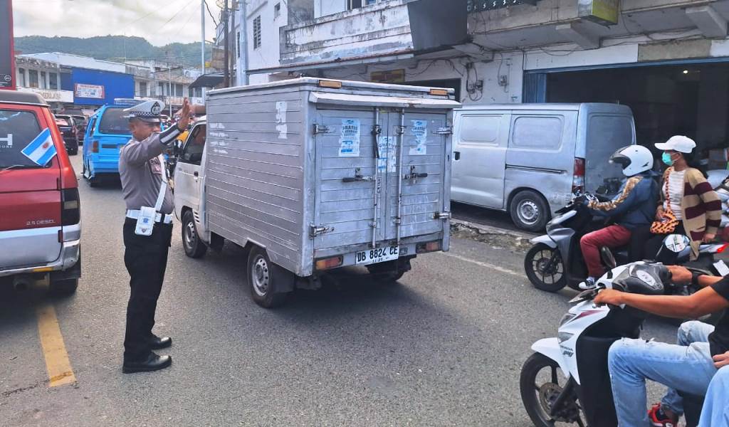 Respons Call Center 110, Polantas Polres Banggai Urai Kemacetan di Pelabuhan Rakyat Luwuk