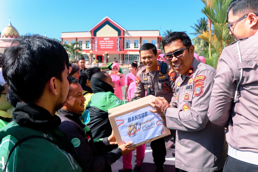 Tebar Kebaikan di Hari Bhayangkara, Polres Banggai Salurkan Bingkisan untuk Ojol