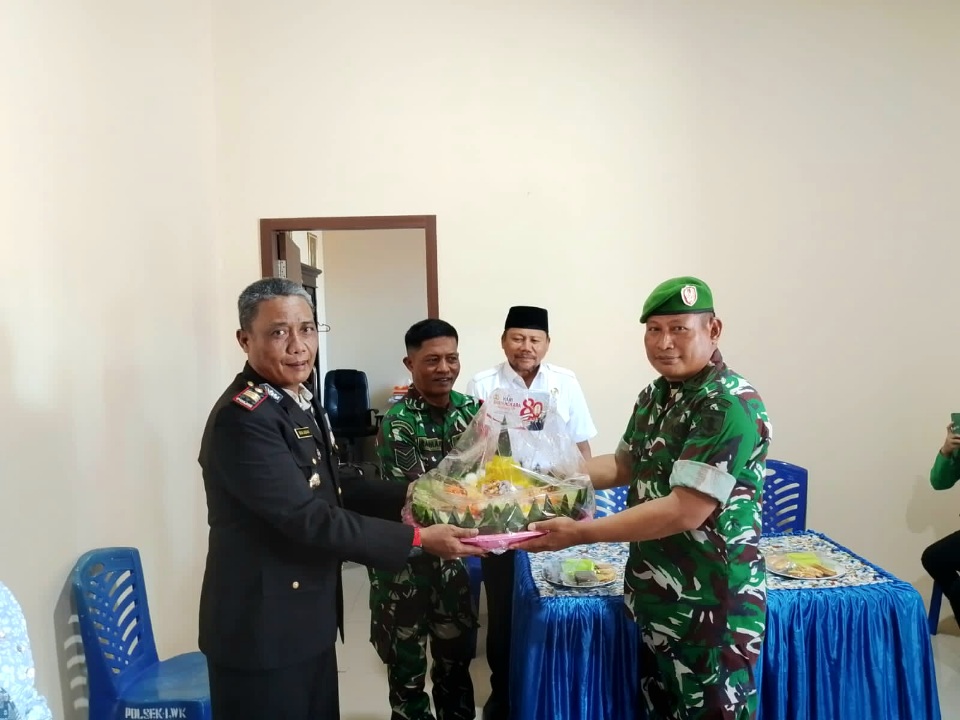 Sinergi TNI-Polri Semakin Solid, Polsek Luwuk Terima Kejutan Hari Bhayangkara ke-80 dari Koramil 1308-01 LB