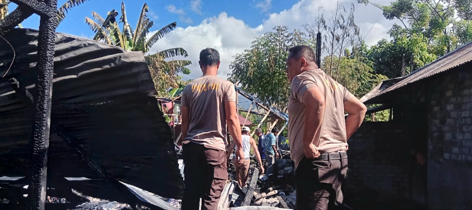 Polsek Balantak dan Masyarakat Berjibaku Padamkan Api yang Melahap Rumah Warga di Desa Tower