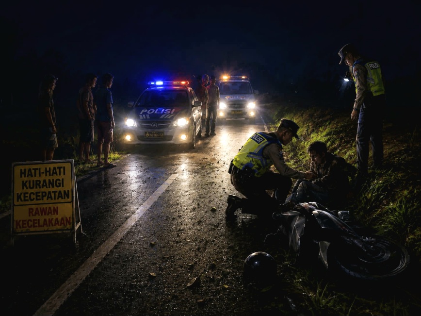 Hilang Kendali, Pemotor di Masama Tabrak Saluran Air, Kaki Hancur, Polsek Lamala Tangani Cepat