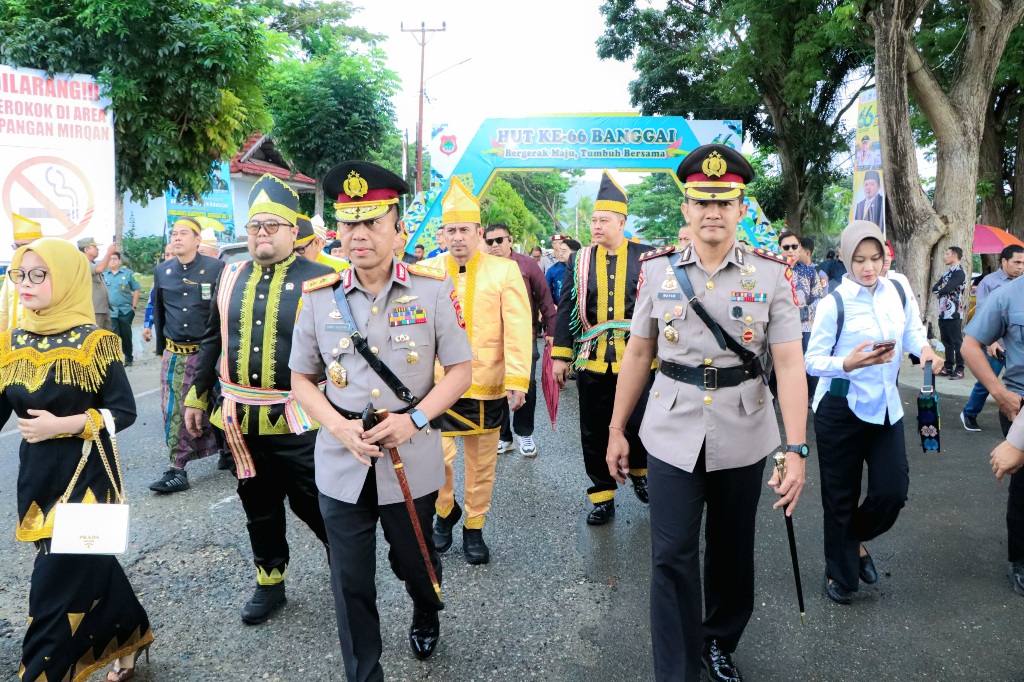 Kapolda Sulteng dan Kapolres AKBP Wayan Hadiri Upacara HUT Banggai ke-66