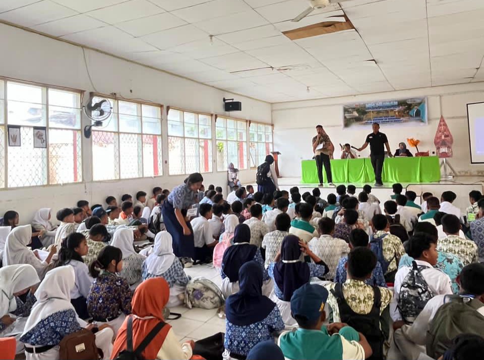 Sat Reskrim Polres Banggai Masuk SMAN 2 Luwuk: Bangun Literasi Hukum Pelajar Lewat MPLS