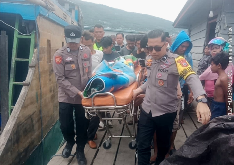 Polri Dibantu Warga Evakuasi Mayat Pria yang Ditemukan Tewas di Pelabuhan Feri Luwuk