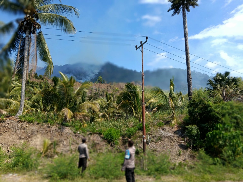 Respon Cepat Aduan Melalui Call 110, Polsek Nuhon Datangi Titik Karhutla di Desa Batu Hitam