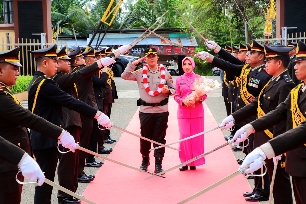 Tradisi Pedang Pora dan Adat Iringi Penyambutan Kapolresta Banggai yang Baru