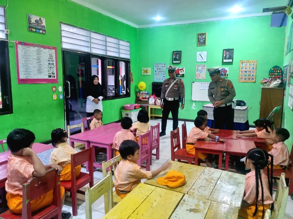 Polantas Edukasi Tertib Lalu Lintas Sejak Dini di TK Bhayangkari Banggai