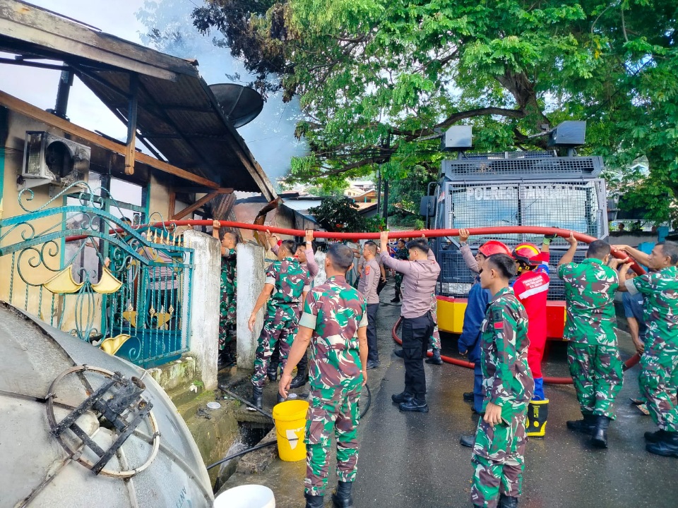 Kendaraan Taktis AWC Polresta Banggai Terjun Padamkan Kebakaran Rumah di Jalan Imam Bonjol Luwuk