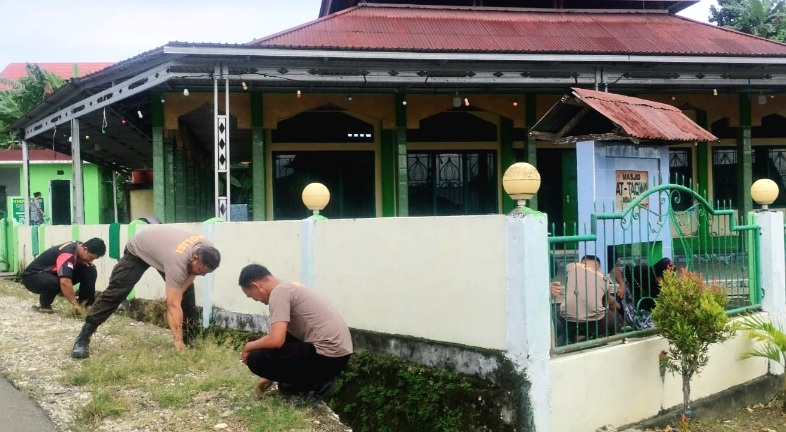 Salut, Polsek Lamala Bersihkan Masjid At-Taqwa Sebelum Shalat Jumat