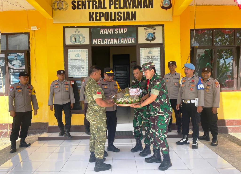 Kapolsek Lamala Ucapkan Terimakasih Kejutan Tumpeng Hari Bhayangkara dari Koramil 1308-06 LB