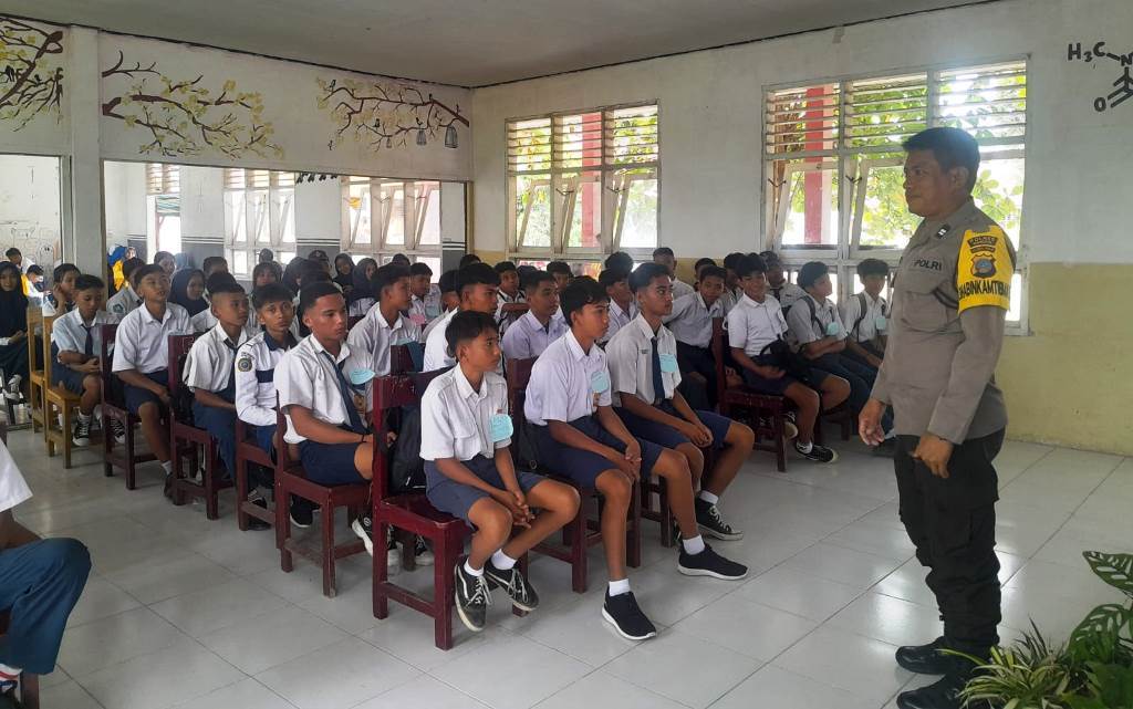 Manfaatkan MPLS, Bhabinkamtibmas Polsek Lamala Edukasi Penanganan Bullying di SMAN 1 Masama