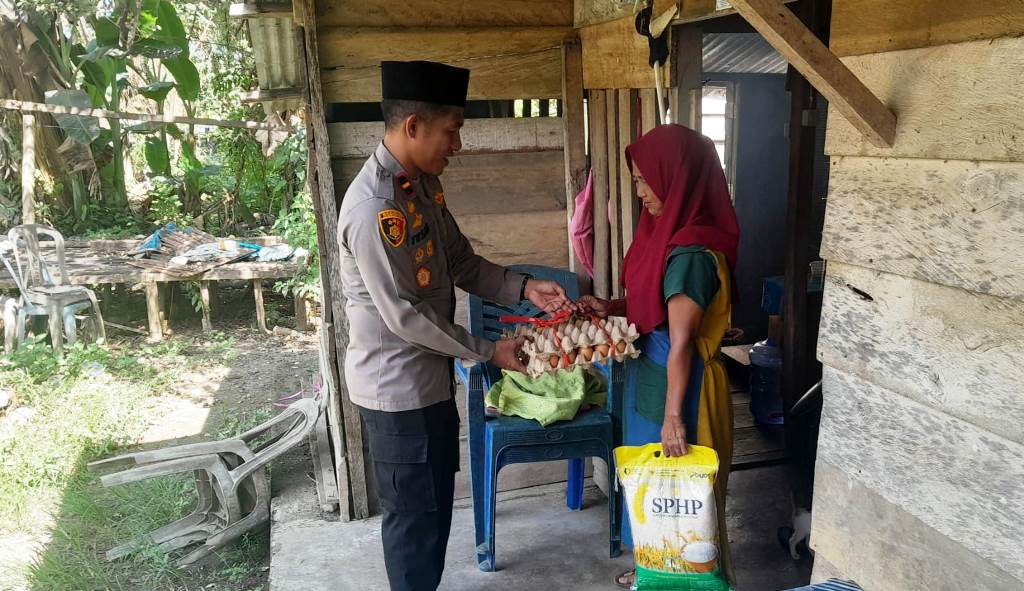 Polri Peduli, Jajaran Polres Banggai Gelar Jumat Curhat dan Jumat Berkah, Sambangi Warga Sekaligus Bagi Sembako