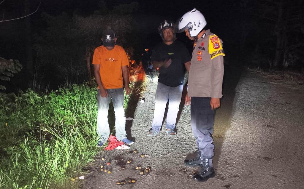 Diduga Karena Sakit, Wanita Asal Pagimana Terjatuh dari Motor, Polsek Lamala Evakuasi Korban