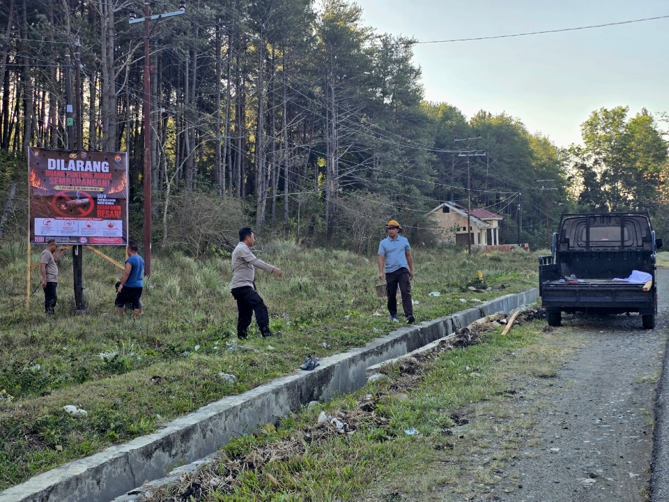 Cegah Karhutla, Polresta Banggai Pasang Spanduk Larangan Buang Puntung Rokok di Hutan