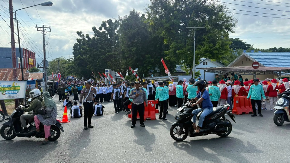 Semarak HUT RI ke-81, Polresta Banggai Kawal Suksesnya Lomba Gerak Jalan di Kota Luwuk