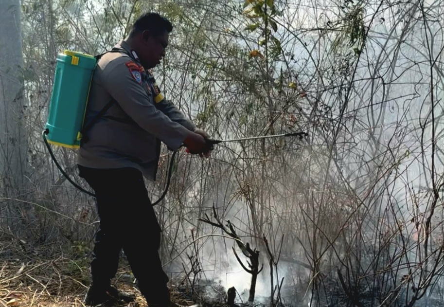 Kapolsek Pagimana Pimpin Atasi Kebakaran Lahan, Selamatkan Lingkungan Sekitar