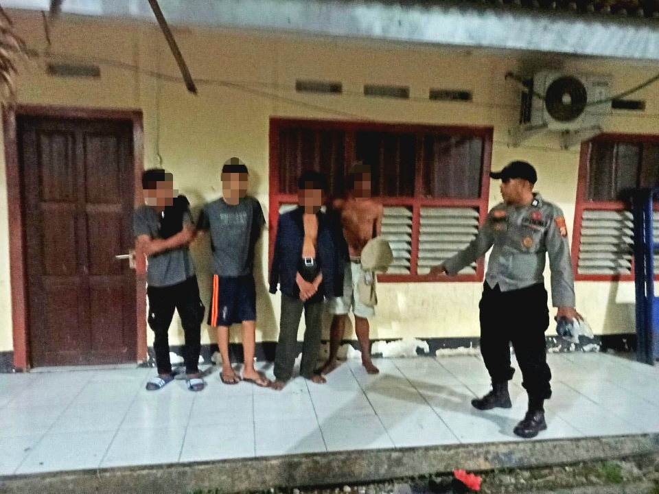 Respon Aduan di 110, Polisi Bina Empat Pemuda Asik Ngelem di Samping Kantor DKISP Banggai