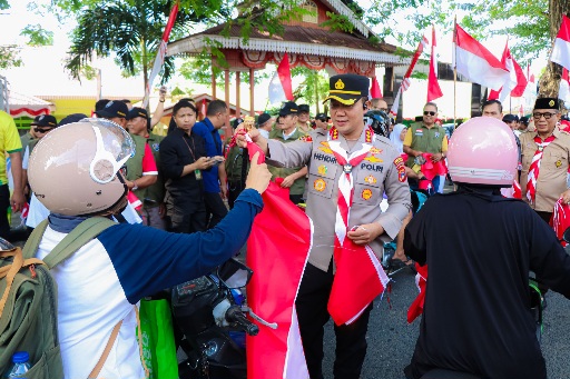 Semangat Merah Putih, Kapolresta Banggai Bersama Bupati Bagikan 800 Bendera ke Pengguna Jalan