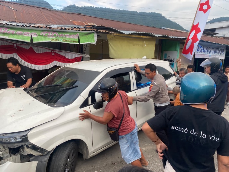 Sopir Mengantuk, Mobil Tabrak Sejumlah Kios di Luwuk, Polantas Turun Evakuasi