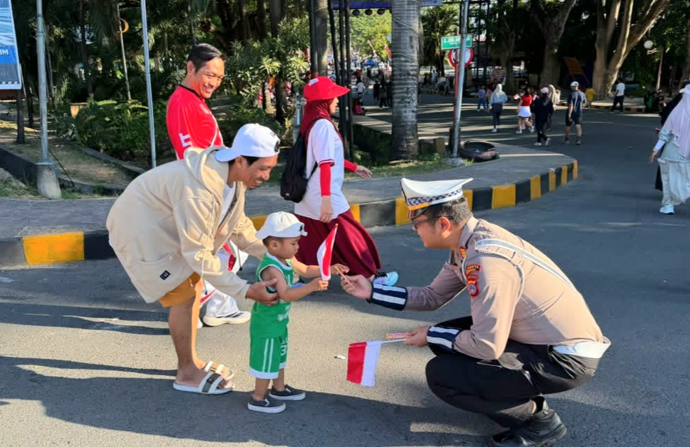 Polresta Banggai Bagikan Bendera Merah Putih dan Coklat dalam Semangat Kasih Kemerdekaan