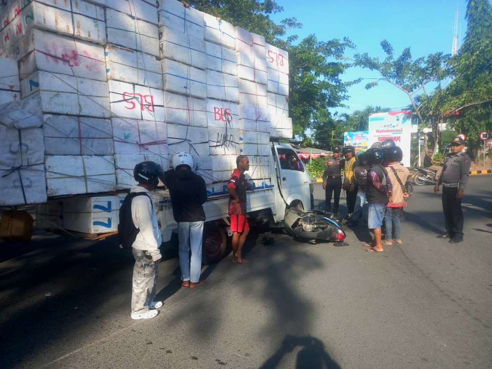 Polisi Tangani Tabrakan Beat vs Carry di Bundaran Tugu Adipura Luwuk, Satu Terluka
