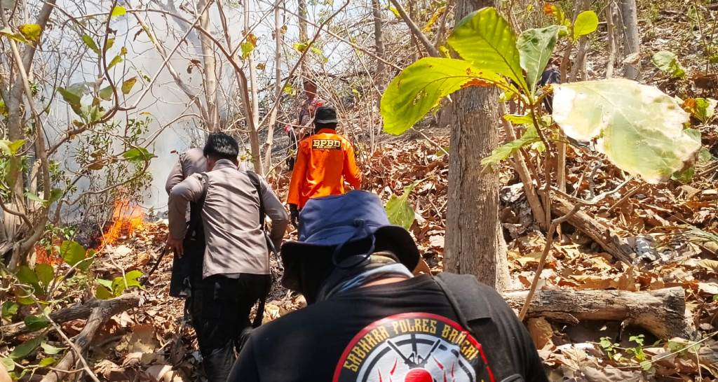 Polresta Banggai Sinergi Padamkan Karhutla, Kendalikan Api yang Mengarah ke Pemukiman Warga Huhak