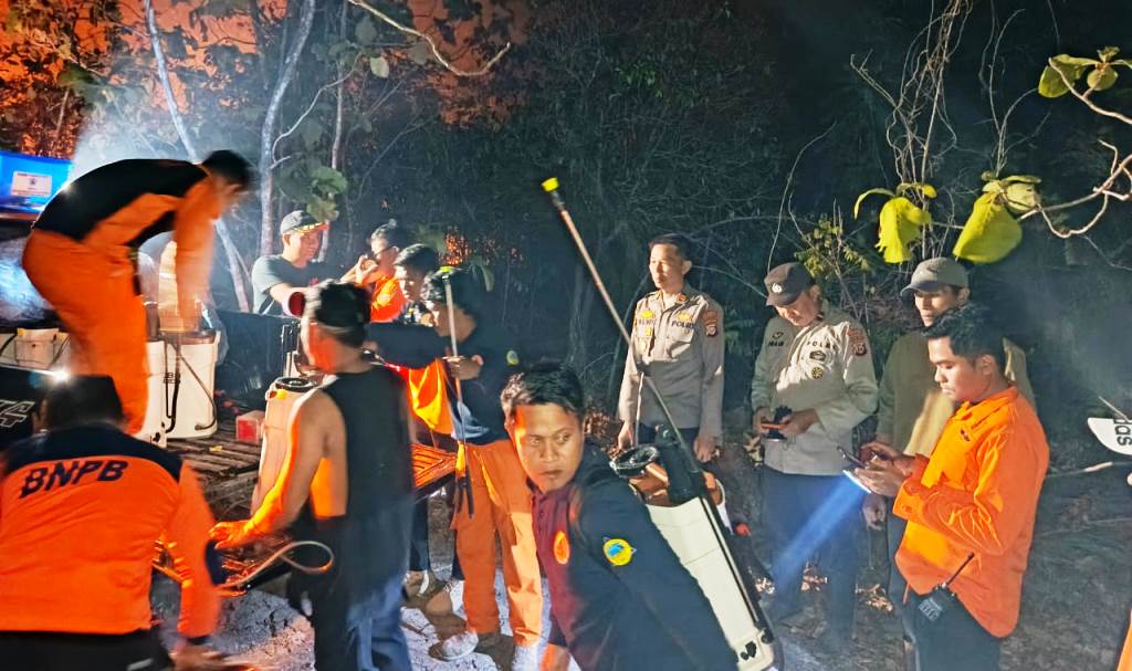 Kolaborasi Polisi-BPBD 12 Jam Melawan Api Karhutla di Bualemo, Banggai