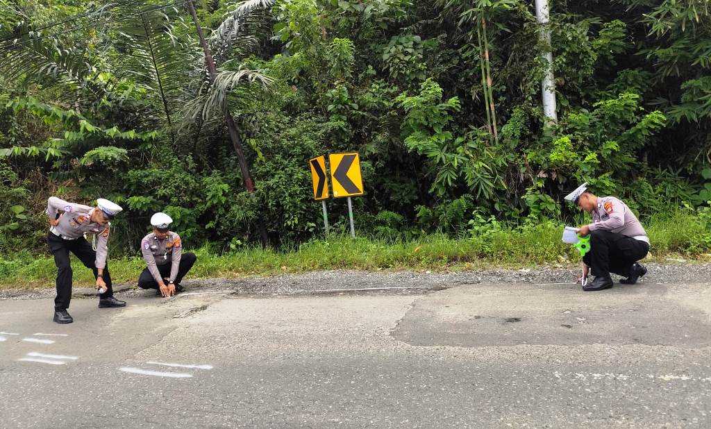 Buka Pintu Mobil Sembarangan Bikin Celaka, Pemotor Kritis, Polresta Banggai Olah TKP