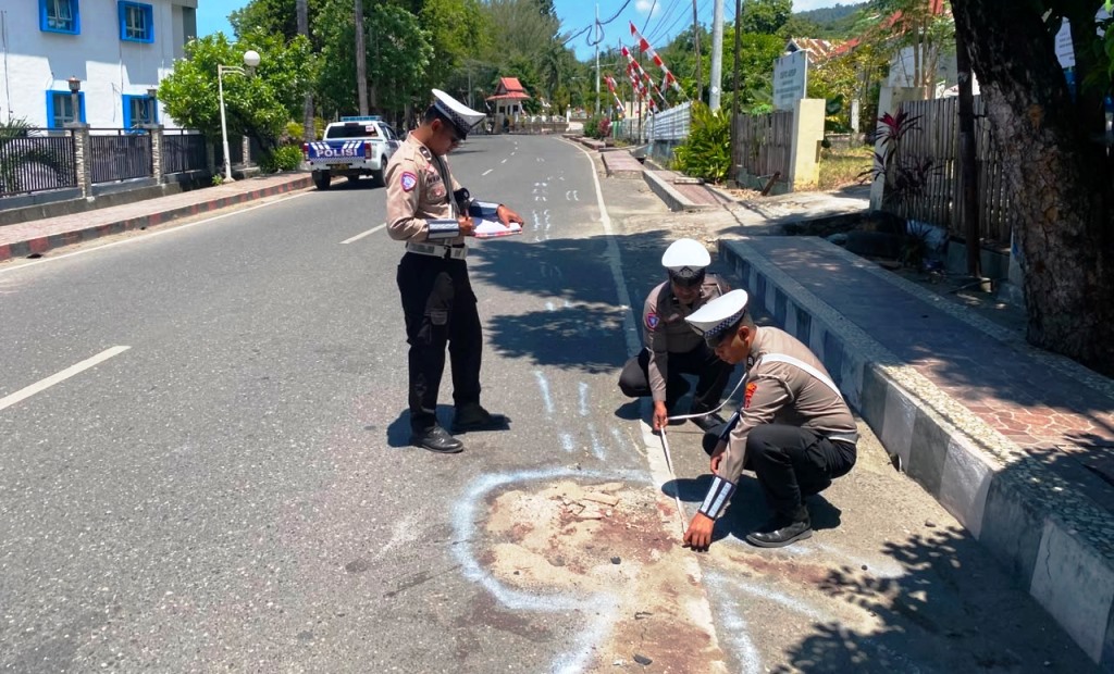 Olah TKP, Pelajar Ngebut Tanpa Helm di Luwuk Tewas Usai Tabrak Ambulance Parkir